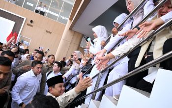 Masyarakat Pesisir Barat dari berbagai kalangan tampak antusias menyambut kedatangan Presiden Prabowo Subianto dalam kunjungan kerjanya || Foto: Biro Pers, Media, dan Informasi Sekretariat Presiden