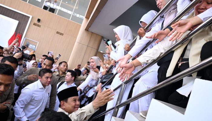 Meriah dan Penuh Kehangatan, Warga Pesisir Barat Sambut Kedatangan Presiden Prabowo