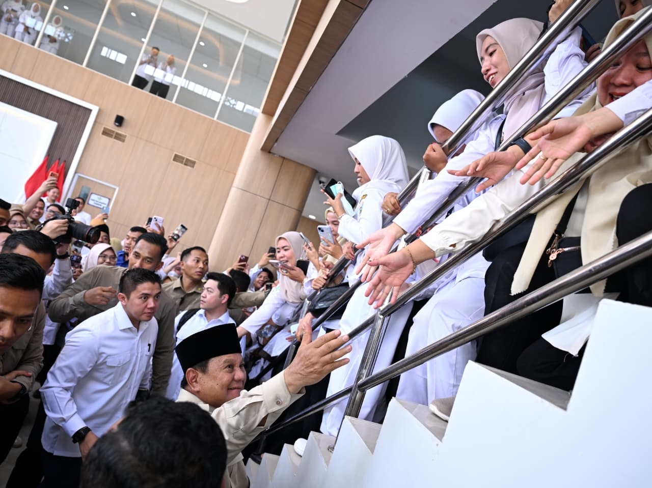 Masyarakat Pesisir Barat dari berbagai kalangan tampak antusias menyambut kedatangan Presiden Prabowo Subianto dalam kunjungan kerjanya || Foto: Biro Pers, Media, dan Informasi Sekretariat Presiden
