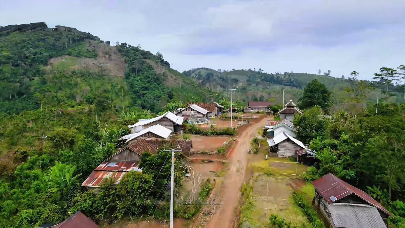 Komitmen menghadirkan listrik hingga pelosok terus diwujudkan PLN UID Lampung. Melalui dukungan ABT Kementerian ESDM, sebanyak tujuh desa kini telah menikmati layanan listrik yang andal guna mendukung aktivitas masyarakat dan pertumbuhan ekonomi daerah || Foto: PLN UID Lampung