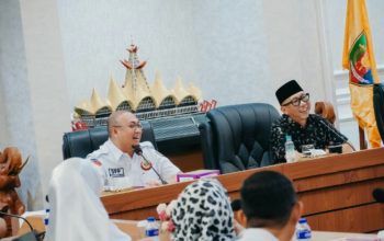 Gubernur Lampung, Rahmat Mirzani Djausal menerima audiensi Dewan Pimpinan Pusat (DPP) Ikatan Keluarga Minang (IKM) bersama jajaran pengurus dan perantau Minang di Provinsi Lampung di Ruang Rapat Utama Kantor Gubernur Lampung || Foto: Dinas Kominfotik Provinsi Lampung