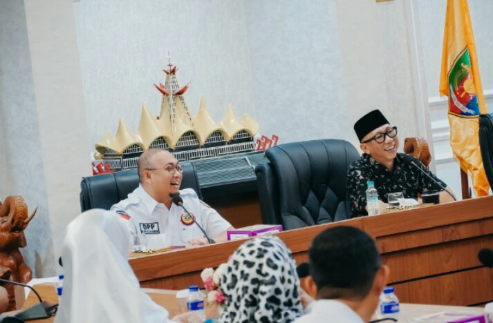 Gubernur Lampung, Rahmat Mirzani Djausal menerima audiensi Dewan Pimpinan Pusat (DPP) Ikatan Keluarga Minang (IKM) bersama jajaran pengurus dan perantau Minang di Provinsi Lampung di Ruang Rapat Utama Kantor Gubernur Lampung || Foto: Dinas Kominfotik Provinsi Lampung
