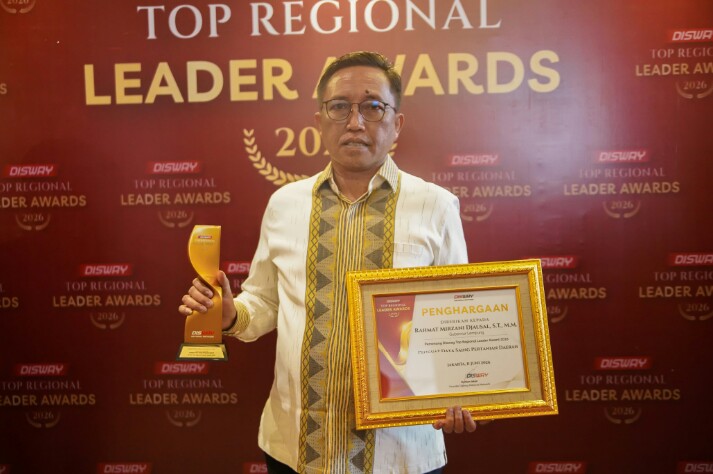 Gubernur Lampung, Rahmat Mirzani Djausal, dianugerahi penghargaan bergengsi Top Regional Leader Awards 2026 untuk kategori Penguat Daya Saing Pertanian Daerah oleh Founder Disway National Network (DNN) || Foto: Dinas Kominfotik Provinsi Lampung