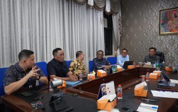 Sekdaprov Lampung, Marindo Kurniawan, memimpin rapat pembahasan optimalisasi Pendapatan Asli Daerah (PAD) melalui penataan dan pemungutan retribusi pemanfaatan lahan untuk infrastruktur telekomunikasi kabel dan tiang || Foto: Dinas Kominfotik Provinsi Lampung
