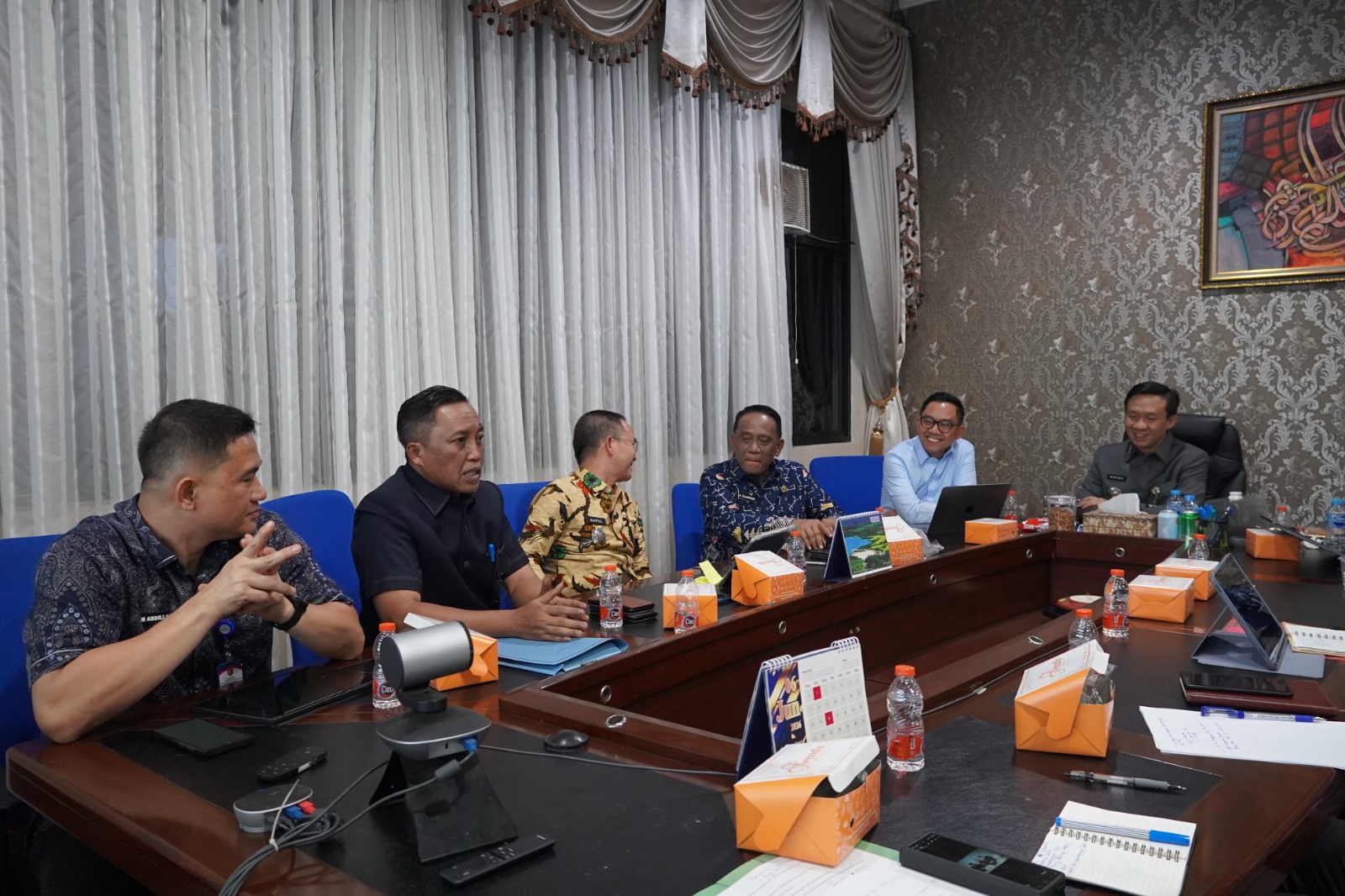 Sekdaprov Lampung, Marindo Kurniawan, memimpin rapat pembahasan optimalisasi Pendapatan Asli Daerah (PAD) melalui penataan dan pemungutan retribusi pemanfaatan lahan untuk infrastruktur telekomunikasi kabel dan tiang || Foto: Dinas Kominfotik Provinsi Lampung