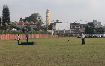 Asisten Administrasi Umum, Sulpakar yang membacakan sambutan tertulis Gubernur Lampung pada Upacara Bulanan di Lapangan Korpri || Foto: Dinas Kominfotik Provinsi Lampung