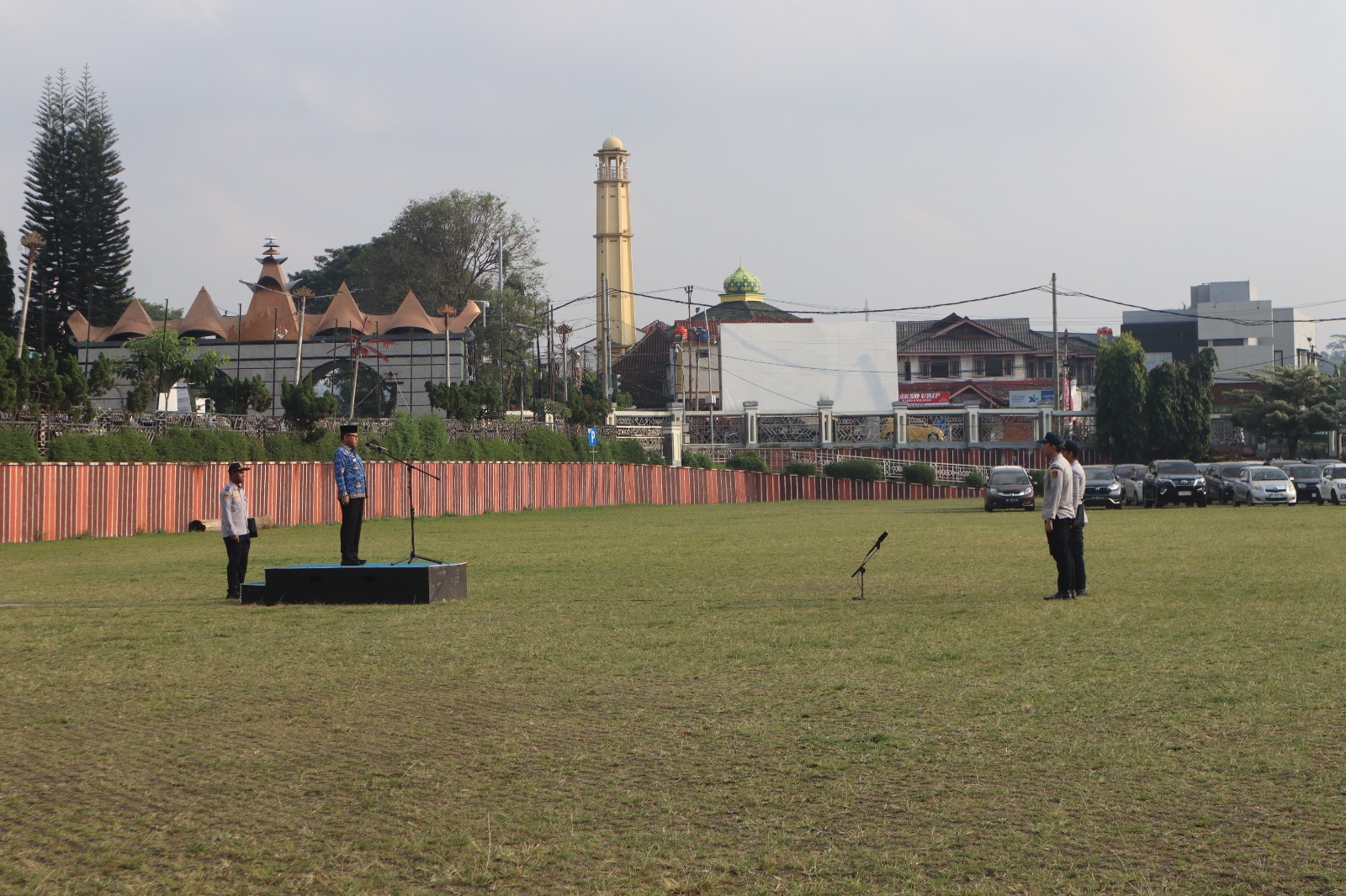Asisten Administrasi Umum, Sulpakar yang membacakan sambutan tertulis Gubernur Lampung pada Upacara Bulanan di Lapangan Korpri || Foto: Dinas Kominfotik Provinsi Lampung