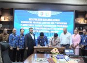 Penandatanganan Memorandum of Understanding (MoU) antara Gubernur Lampung Rahmat Mirzani Djausal dan Direktur Utama PT. Nusantara Plastik Energi, Muhammad Dani SM Rabbani, di Ruang Kerja Gubernur || Foto: Dinas Kominfotik Provinsi Lampung