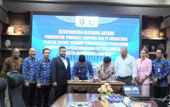 Penandatanganan Memorandum of Understanding (MoU) antara Gubernur Lampung Rahmat Mirzani Djausal dan Direktur Utama PT. Nusantara Plastik Energi, Muhammad Dani SM Rabbani, di Ruang Kerja Gubernur || Foto: Dinas Kominfotik Provinsi Lampung
