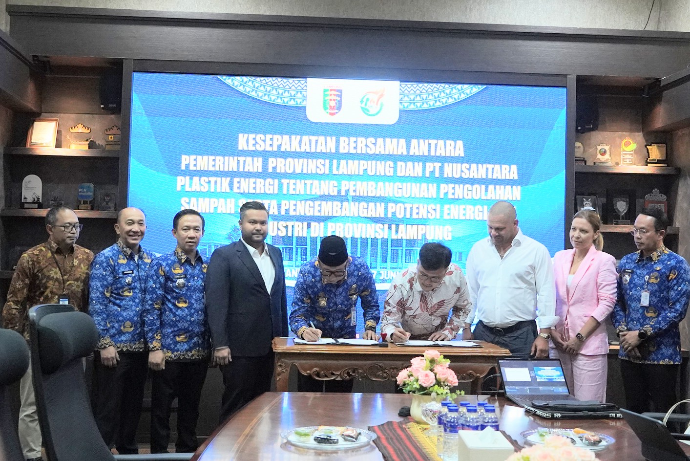 Penandatanganan Memorandum of Understanding (MoU) antara Gubernur Lampung Rahmat Mirzani Djausal dan Direktur Utama PT. Nusantara Plastik Energi, Muhammad Dani SM Rabbani, di Ruang Kerja Gubernur || Foto: Dinas Kominfotik Provinsi Lampung