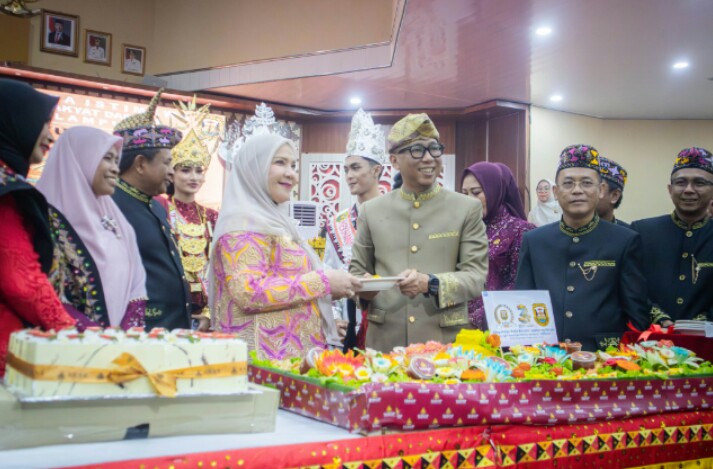 Gubernur Lampung Rahmat Mirzani Djausal saat menghadiri Sidang Paripurna Istimewa DPRD Kota Bandar Lampung dalam rangka memperingati HUT ke-344 Kota Bandar Lampung di Ruang Sidang DPRD Kota Bandar Lampung || Foto: Dinas Kominfotik Provinsi Lampung