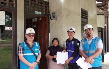 Petugas PLN melakukan penyambungan listrik gratis kepada penerima manfaat Program Bantuan Pasang Baru Listrik (BPBL) di Provinsi Lampung || Foto: PLN UID Lampung