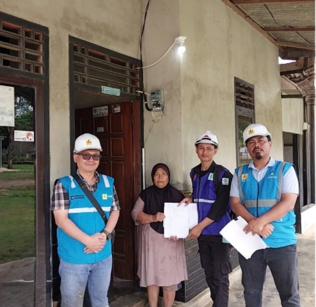 Petugas PLN melakukan penyambungan listrik gratis kepada penerima manfaat Program Bantuan Pasang Baru Listrik (BPBL) di Provinsi Lampung || Foto: PLN UID Lampung