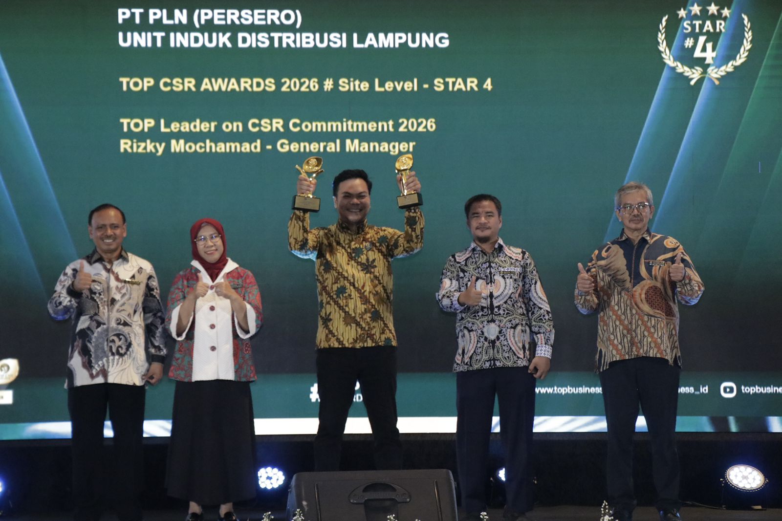 Perwakilan PLN UID Lampung menerima penghargaan TOP CSR Awards 2026 #STAR 4 dalam ajang TOP CSR Awards 2026 di Jakarta || Foto: PLN UID Lampung