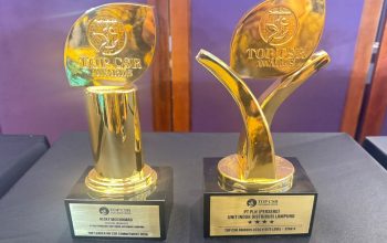 General Manager PLN Unit Induk Distribusi (UID) Lampung, Rizky Mochamad, dianugerahi penghargaan TOP Leader on CSR Commitment 2026 dalam ajang TOP CSR Awards 2026 || Foto: PLN UID Lampung