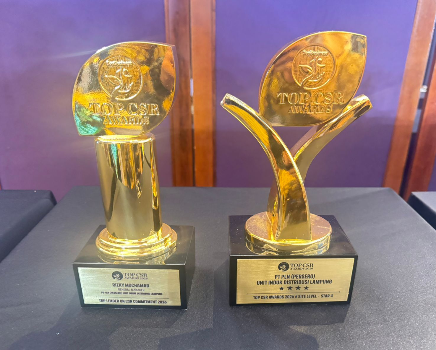 General Manager PLN Unit Induk Distribusi (UID) Lampung, Rizky Mochamad, dianugerahi penghargaan TOP Leader on CSR Commitment 2026 dalam ajang TOP CSR Awards 2026 || Foto: PLN UID Lampung