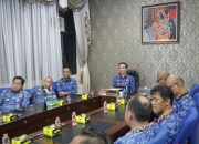 Rapat persiapan penyelenggaraan kegiatan nonton bareng (nobar) Piala Dunia FIFA 2026 dipimpin Sekretaris Daerah Provinsi Lampung, Marindo Kurniawan, di Ruang Kerja Sekda || Foto: Dinas Kominfotik Provinsi Lampung