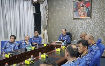 Rapat persiapan penyelenggaraan kegiatan nonton bareng (nobar) Piala Dunia FIFA 2026 dipimpin Sekretaris Daerah Provinsi Lampung, Marindo Kurniawan, di Ruang Kerja Sekda || Foto: Dinas Kominfotik Provinsi Lampung