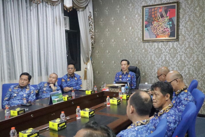 Rapat persiapan penyelenggaraan kegiatan nonton bareng (nobar) Piala Dunia FIFA 2026 dipimpin Sekretaris Daerah Provinsi Lampung, Marindo Kurniawan, di Ruang Kerja Sekda || Foto: Dinas Kominfotik Provinsi Lampung