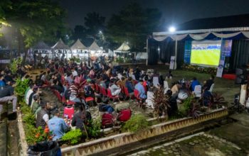 Pemprov Lampung menggelar kegiatan nonton bareng (nobar) pertandingan Piala Dunia bersama Forum Koordinasi Pimpinan Daerah (Forkopimda), jajaran pemerintah daerah, serta masyarakat di PKOR Way Halim || Foto: Dinas Kominfotik Provinsi Lampung