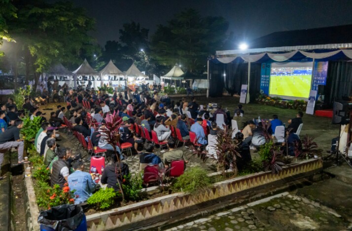 Pemprov Lampung menggelar kegiatan nonton bareng (nobar) pertandingan Piala Dunia bersama Forum Koordinasi Pimpinan Daerah (Forkopimda), jajaran pemerintah daerah, serta masyarakat di PKOR Way Halim || Foto: Dinas Kominfotik Provinsi Lampung