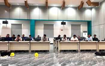 Personel PLN dan mitra kerja mengikuti apel kesiapan pelaksanaan BPBL 2026 sebagai bentuk komitmen dalam menjaga keselamatan kerja, kualitas pekerjaan, dan pelayanan terbaik kepada masyarakat penerima manfaat program || Foto: PLN UID Lampung