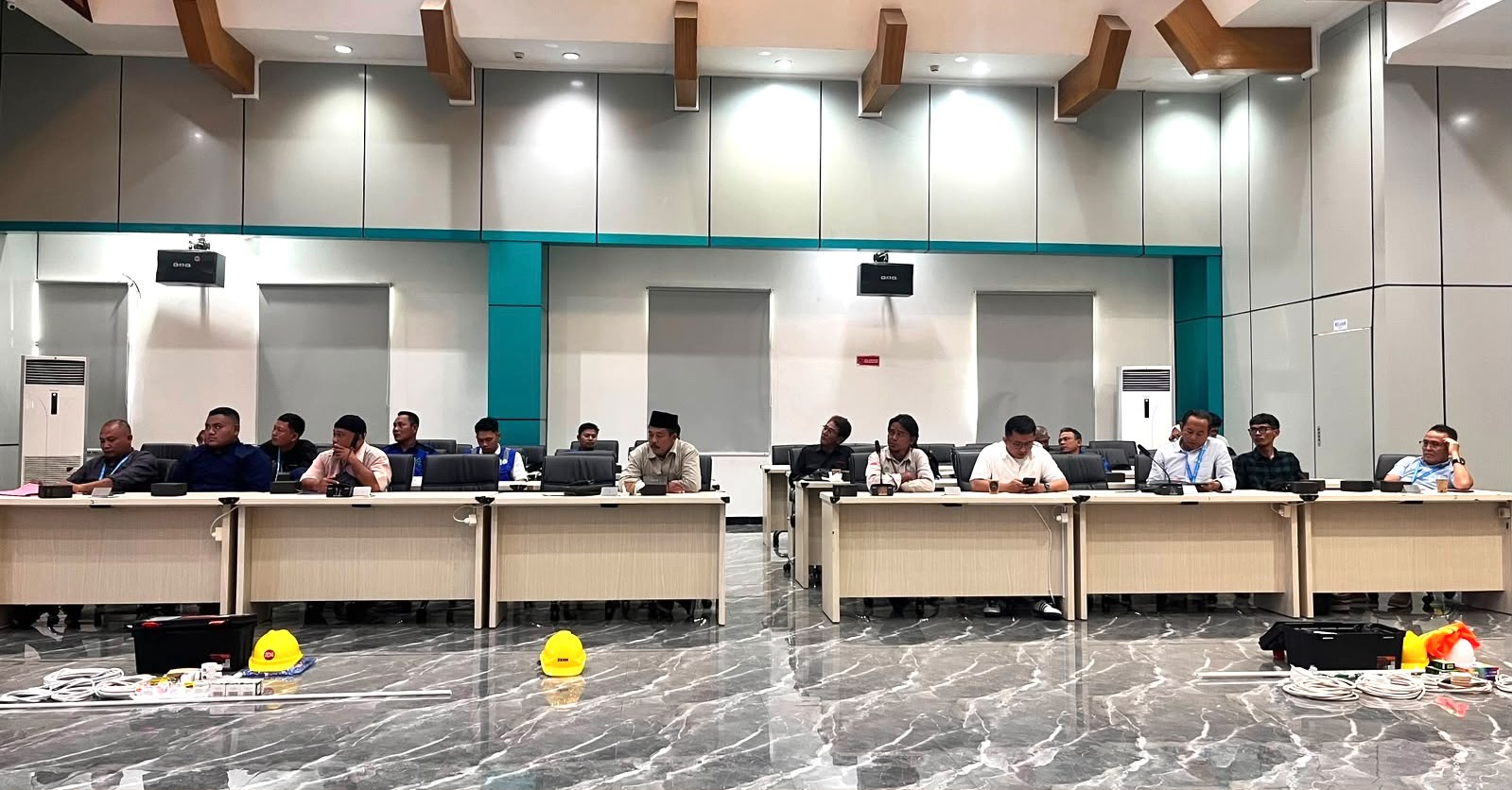 Personel PLN dan mitra kerja mengikuti apel kesiapan pelaksanaan BPBL 2026 sebagai bentuk komitmen dalam menjaga keselamatan kerja, kualitas pekerjaan, dan pelayanan terbaik kepada masyarakat penerima manfaat program || Foto: PLN UID Lampung