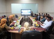 Rapat Koordinasi (Rakor) Pengendalian Inflasi Daerah Tahun 2026 yang diikuti secara virtual oleh Staf Ahli Bidang Ekonomi, Keuangan dan Pembangunan Provinsi Lampung, Liza Derni, dari Command Center Lt. II Diskominfotik Provinsi Lampung || Foto: Dinas Kominfotik Provinsi Lampung