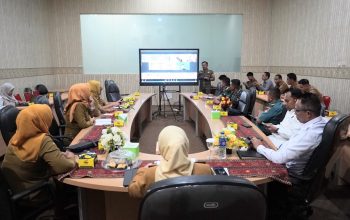 Rapat Koordinasi (Rakor) Pengendalian Inflasi Daerah Tahun 2026 yang diikuti secara virtual oleh Staf Ahli Bidang Ekonomi, Keuangan dan Pembangunan Provinsi Lampung, Liza Derni, dari Command Center Lt. II Diskominfotik Provinsi Lampung || Foto: Dinas Kominfotik Provinsi Lampung