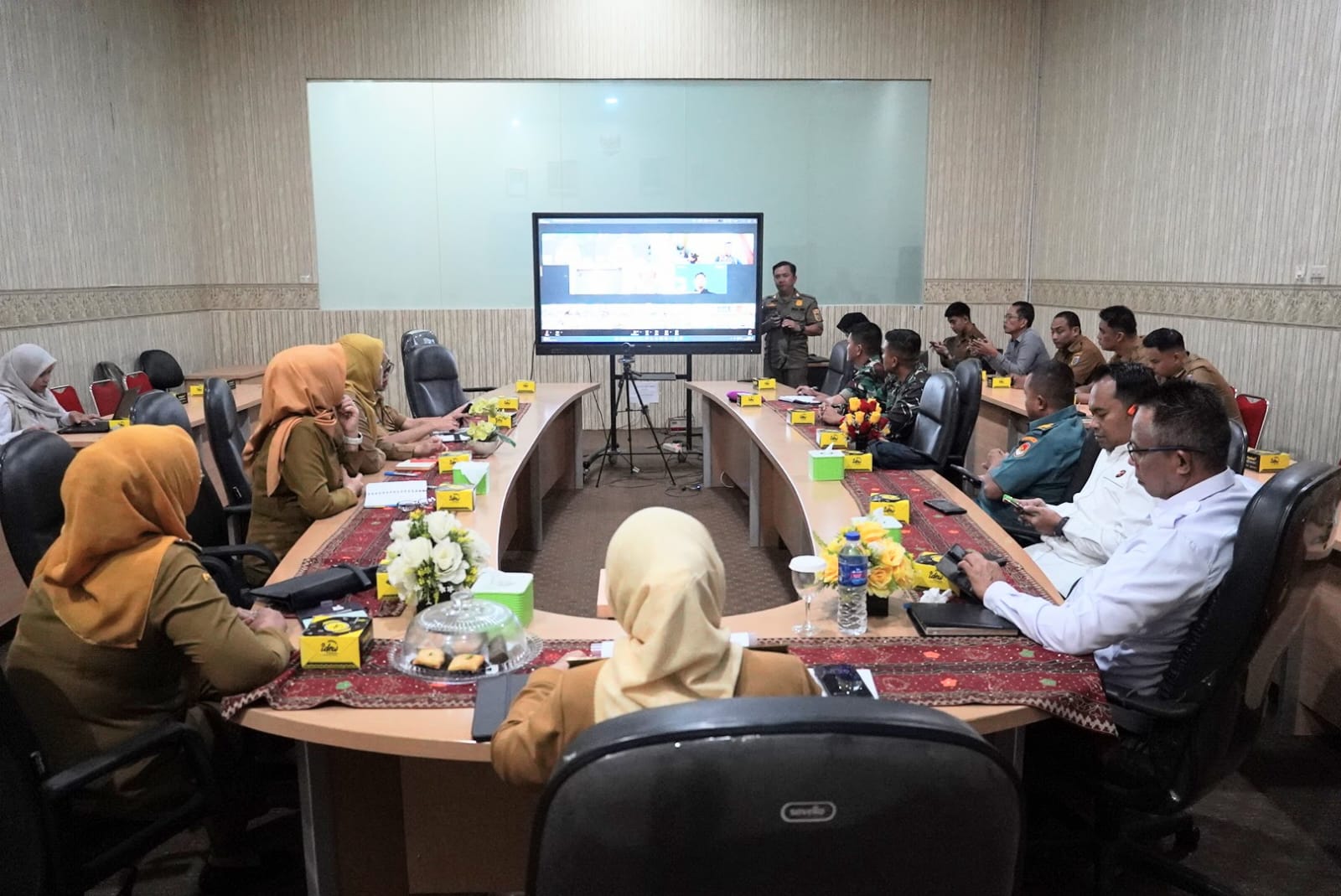 Rapat Koordinasi (Rakor) Pengendalian Inflasi Daerah Tahun 2026 yang diikuti secara virtual oleh Staf Ahli Bidang Ekonomi, Keuangan dan Pembangunan Provinsi Lampung, Liza Derni, dari Command Center Lt. II Diskominfotik Provinsi Lampung || Foto: Dinas Kominfotik Provinsi Lampung