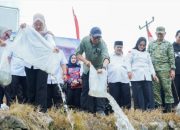 Gubernur Rahmat Mirzani Djausal didampingi Bupati Mesuji Hj. Elfianah Khamami melakukan pelepasan total 33.000 bibit ikan di Jembatan Pasar KTM, Kecamatan Mesuji Timur || Foto: Dinas Kominfotik Provinsi Lampung