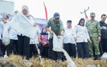 Gubernur Rahmat Mirzani Djausal didampingi Bupati Mesuji Hj. Elfianah Khamami melakukan pelepasan total 33.000 bibit ikan di Jembatan Pasar KTM, Kecamatan Mesuji Timur || Foto: Dinas Kominfotik Provinsi Lampung