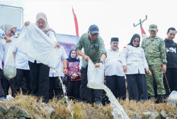 Gubernur Rahmat Mirzani Djausal didampingi Bupati Mesuji Hj. Elfianah Khamami melakukan pelepasan total 33.000 bibit ikan di Jembatan Pasar KTM, Kecamatan Mesuji Timur || Foto: Dinas Kominfotik Provinsi Lampung