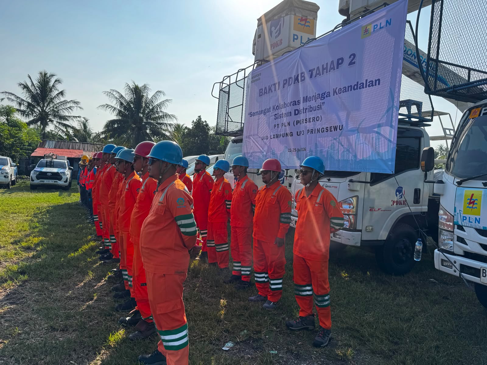 Kolaborasi lintas unit, semangat satu tujuan. Personel PDKB dari UP3 Tanjung Karang, UP3 Metro, dan UP3 Kotabumi bersinergi dalam Bakti PDKB di Pringsewu untuk memastikan jaringan distribusi tetap prima dan pasokan listrik semakin andal bagi masyarakat Lampung || Foto: PLN UID Lampung