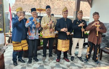 Kesbangpol Provinsi Lampung, Achmad Saefullah, SH., MH., saat menghadiri rangkaian persiapan kegiatan tahunan bertema "Generasi Muda Lestarikan Budaya Bangsa" di Sukoharjo III, RT/RW 004/004, Kecamatan Sukoharjo, Kabupaten Pringsewu  || Foto: Dinas Kominfotik Provinsi Lampung