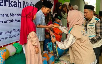 Sebanyak 200 anak yatim menerima bantuan tas sekolah dan alat tulis dari YBM PLN UP3 Pringsewu yang berasal dari dana zakat, infak, dan sedekah para pegawai PLN serta donatur, guna mendukung semangat belajar memasuki tahun ajaran baru || Foto: PLN UP3 Pringsewu