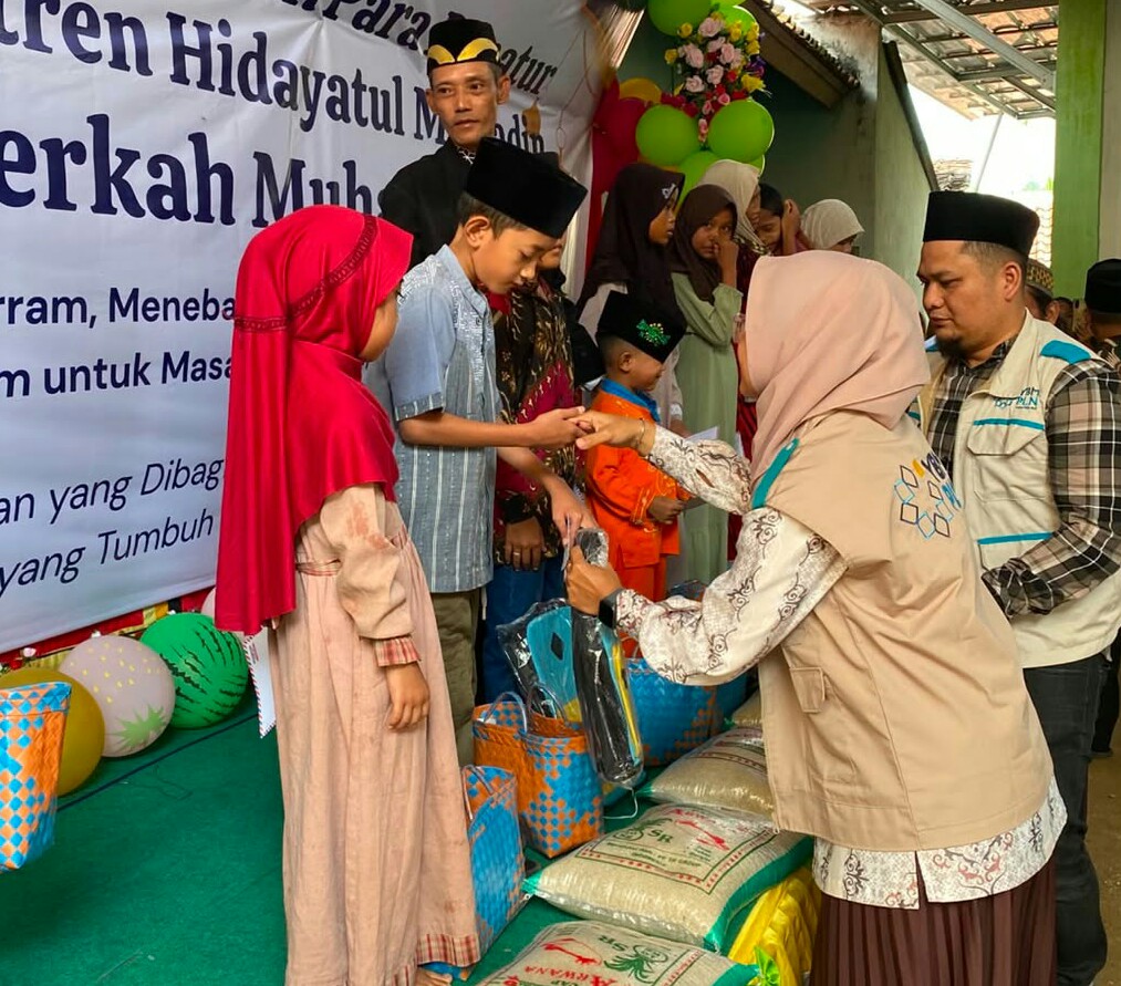 Sebanyak 200 anak yatim menerima bantuan tas sekolah dan alat tulis dari YBM PLN UP3 Pringsewu yang berasal dari dana zakat, infak, dan sedekah para pegawai PLN serta donatur, guna mendukung semangat belajar memasuki tahun ajaran baru || Foto: PLN UP3 Pringsewu