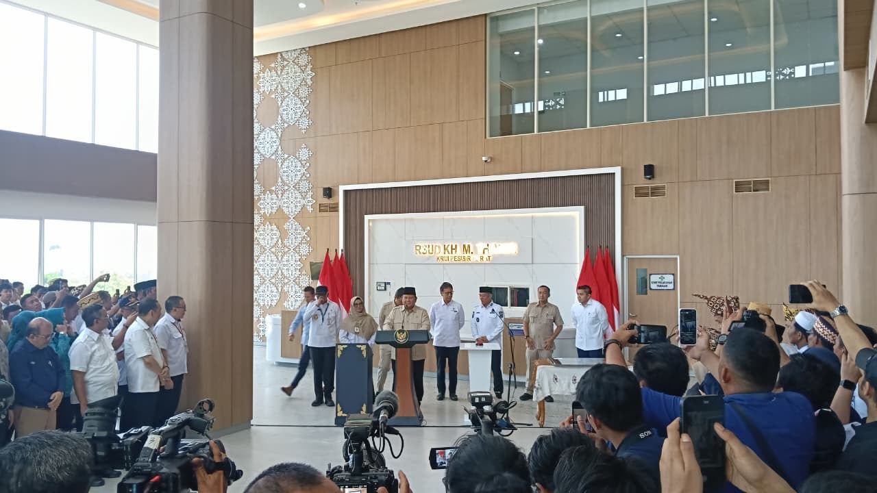PLN UP3 Pringsewu berhasil menjaga keandalan pasokan listrik selama selama peresmian RSUD K.H. Muhammad Thohir Krui oleh Presiden Republik Indonesia. Kesiapan personel didukung peralatan, kendaraan operasional, serta material cadang guna mengantisipasi potensi gangguan || Foto: PLN UP3 Pringsewu