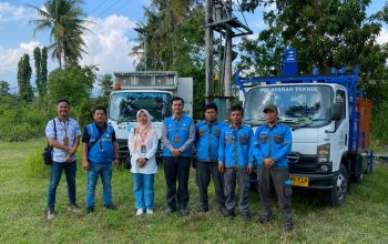 PLN UP3 Pringsewu memastikan keandalan pasokan listrik selama rangkaian kunjungan Presiden RI Ke-7 di Kabupaten Pesawaran dan Kabupaten Pringsewu. Seluruh personel, peralatan, dan sistem kelistrikan disiagakan penuh guna mendukung kelancaran agenda kenegaraan tanpa gangguan || Foto: PLN UP3 Pringsewu