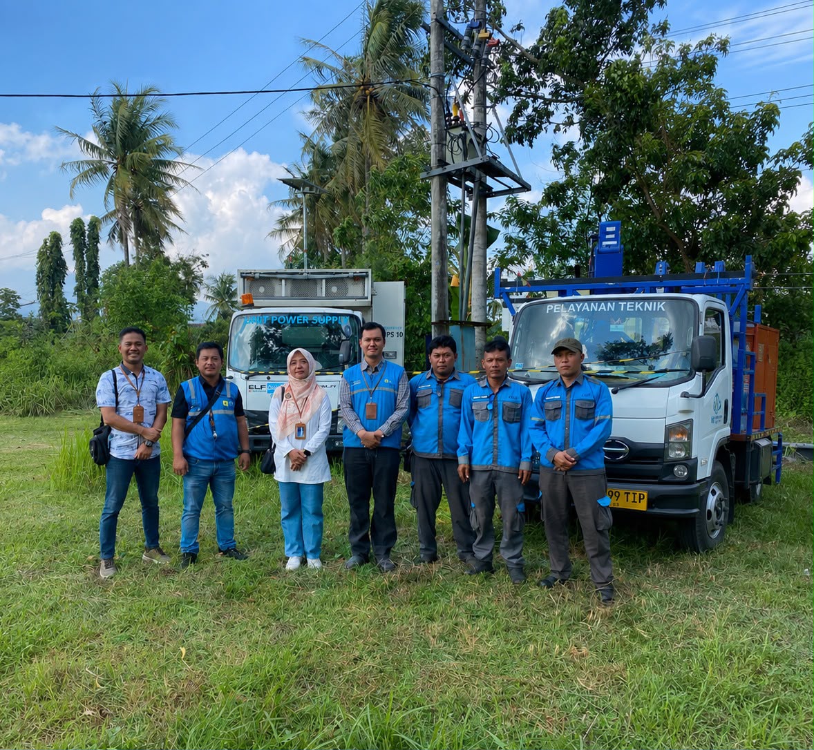PLN UP3 Pringsewu memastikan keandalan pasokan listrik selama rangkaian kunjungan Presiden RI Ke-7 di Kabupaten Pesawaran dan Kabupaten Pringsewu. Seluruh personel, peralatan, dan sistem kelistrikan disiagakan penuh guna mendukung kelancaran agenda kenegaraan tanpa gangguan || Foto: PLN UP3 Pringsewu