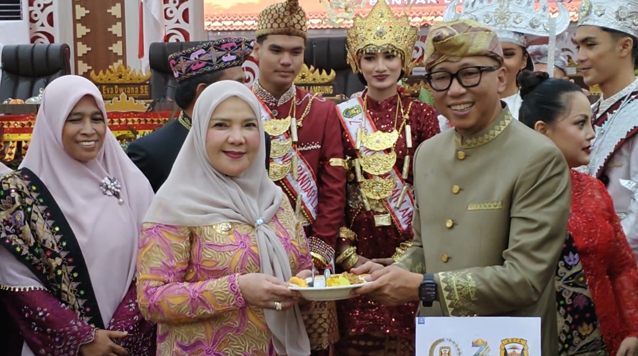 Walikota Eva Dwiana bersama Gubernur Rahmat Mirzani Djausal saat menghadiri rapat paripurna HUT Bandar Lampung ke 344 || Foto: Ridho/5W1HINDONESIA.ID