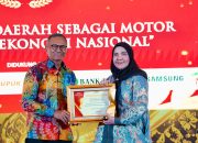 Walikota Eva Dwiana saat menerima piagam pengharagaan Disway Top Regional Leader Awards 2026 yang diberikan langsung oleh Founder Disway Group, Dahlan Iskan pada Kamis (11/6/2026) || Foto: Istimewa, 5W1HINDONESIA.ID