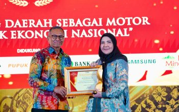 Walikota Eva Dwiana saat menerima piagam pengharagaan Disway Top Regional Leader Awards 2026 yang diberikan langsung oleh Founder Disway Group, Dahlan Iskan pada Kamis (11/6/2026) || Foto: Istimewa, 5W1HINDONESIA.ID
