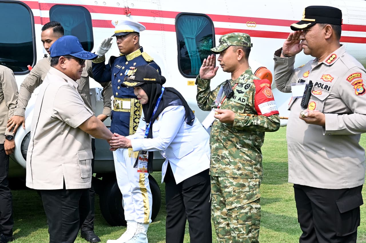Walikota Eva Dwiana menyambut kedatangan Presiden Prabowo Subianto didampingi Letkol Arm Roni Hermawan selaku Dandim 0410/KBL dan Kapolresta Bandar Lampung, Kombes Pol Alfret Jacob Tilukay pada Rabu (10\6\2026) || Foto: Istimewa