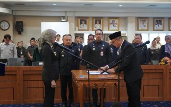 Wagub Lampung, Jihan Nurlela, melantik dan mengambil sumpah/janji jabatan Pejabat Pimpinan Tinggi Pratama di lingkungan Pemprov Lampung, Indra Sanjaya sebagai Kepala Biro Administrasi Pimpinan Sekretariat Daerah (Setda) Provinsi Lampung || Foto: Dinas Kominfotik Provinsi Lampung