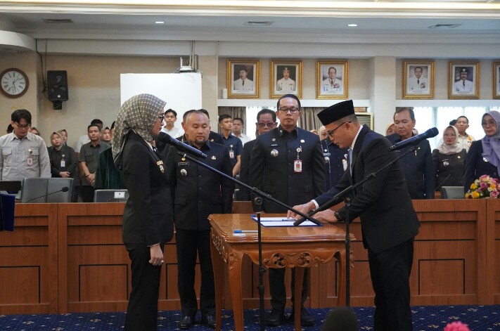 Wagub Lampung, Jihan Nurlela, melantik dan mengambil sumpah/janji jabatan Pejabat Pimpinan Tinggi Pratama di lingkungan Pemprov Lampung, Indra Sanjaya sebagai Kepala Biro Administrasi Pimpinan Sekretariat Daerah (Setda) Provinsi Lampung || Foto: Dinas Kominfotik Provinsi Lampung