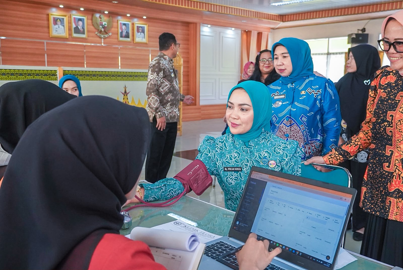 Ketua Umum TP PKK Provinsi Lampung, Purnama Wulan Sari Mirza, mengikuti vaksinasi Human Papillomavirus (HPV) dosis ketiga dalam pelaksanaan Gerakan Sejuta Vaksin HPV bagi ASN yang digelar dalam rangka memperingati HUT KORPRI ke-54 || Foto: Dinas Kominfotik Provinsi Lampung