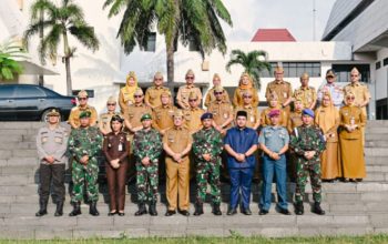 Asisten Pemerintahan dan Kesejahteraan Rakyat Setdaprov Lampung, M. Firsada mengikuti Upacara Bulanan Bersama Forkopimda Provinsi Lampung yang digelar di Lapangan Korpri, Kompleks Kantor Gubernur Lampung || Foto: Dinas Kominfotik Provinsi Lampung