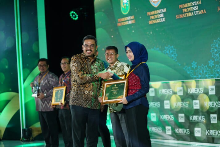 Pemprov Lampung menorehkan prestasi di tingkat nasional dengan meraih tiga penghargaan dalam Malam Anugerah Adinata Syariah 2026 dan Apresiasi Mitra Pendukung Ekonomi Syariah 2026 || Foto: Dinas Kominfotik Provinsi Lampung