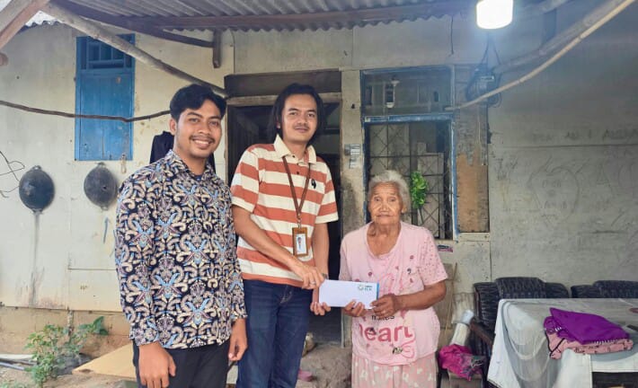 Potret penerima manfaat menerima bantuan kemanusiaan dari YBM PLN ULP Menggala. Program ini merupakan wujud komitmen PLN dalam menghadirkan manfaat nyata bagi masyarakat melalui penyaluran dana zakat, infak, dan sedekah pegawai PLN || Foto: PLN ULP Menggala